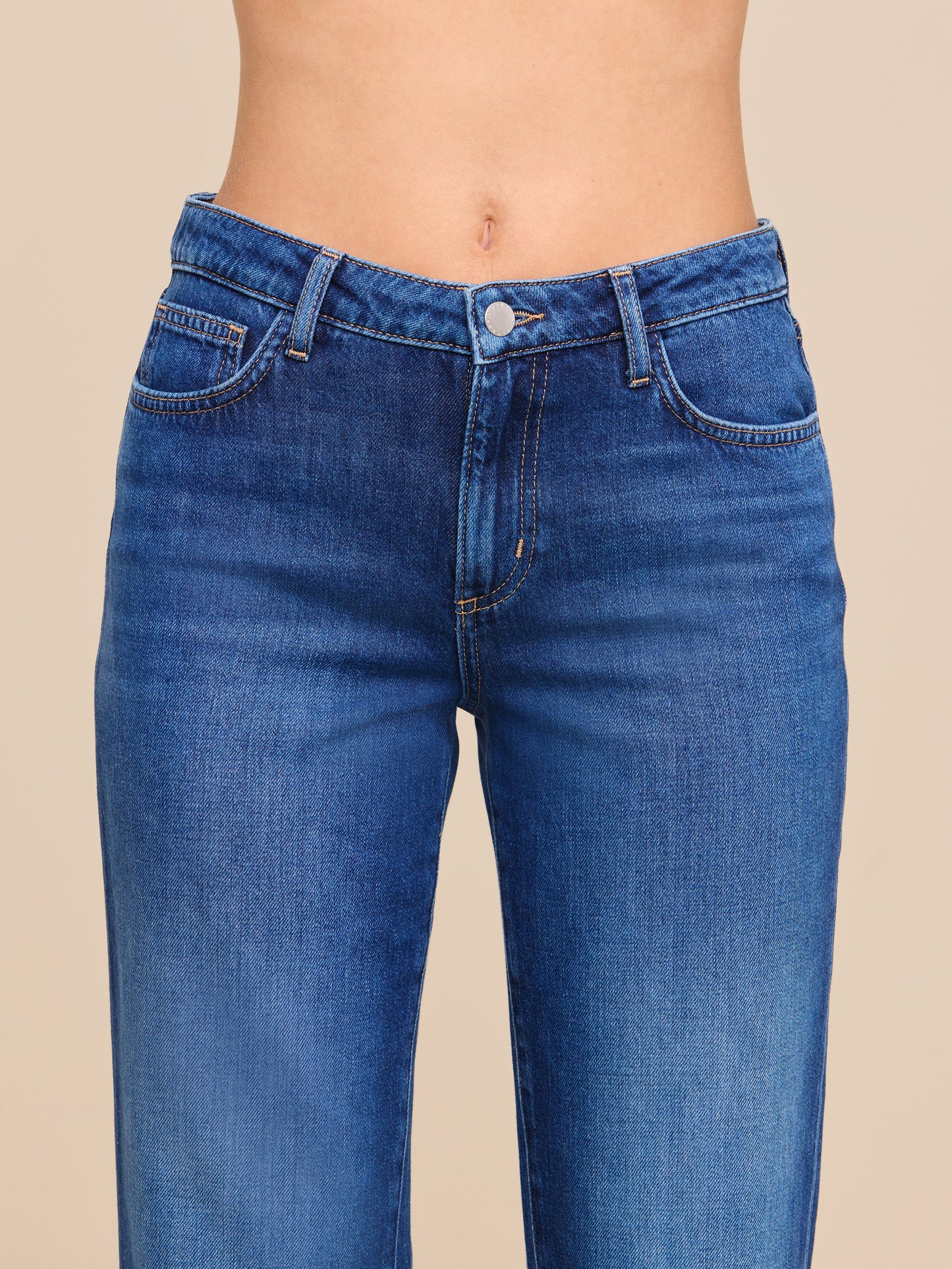 L'Agence Wanda H/R Crop Wide jean in Idaho wash, detail of the waistband and pockets
