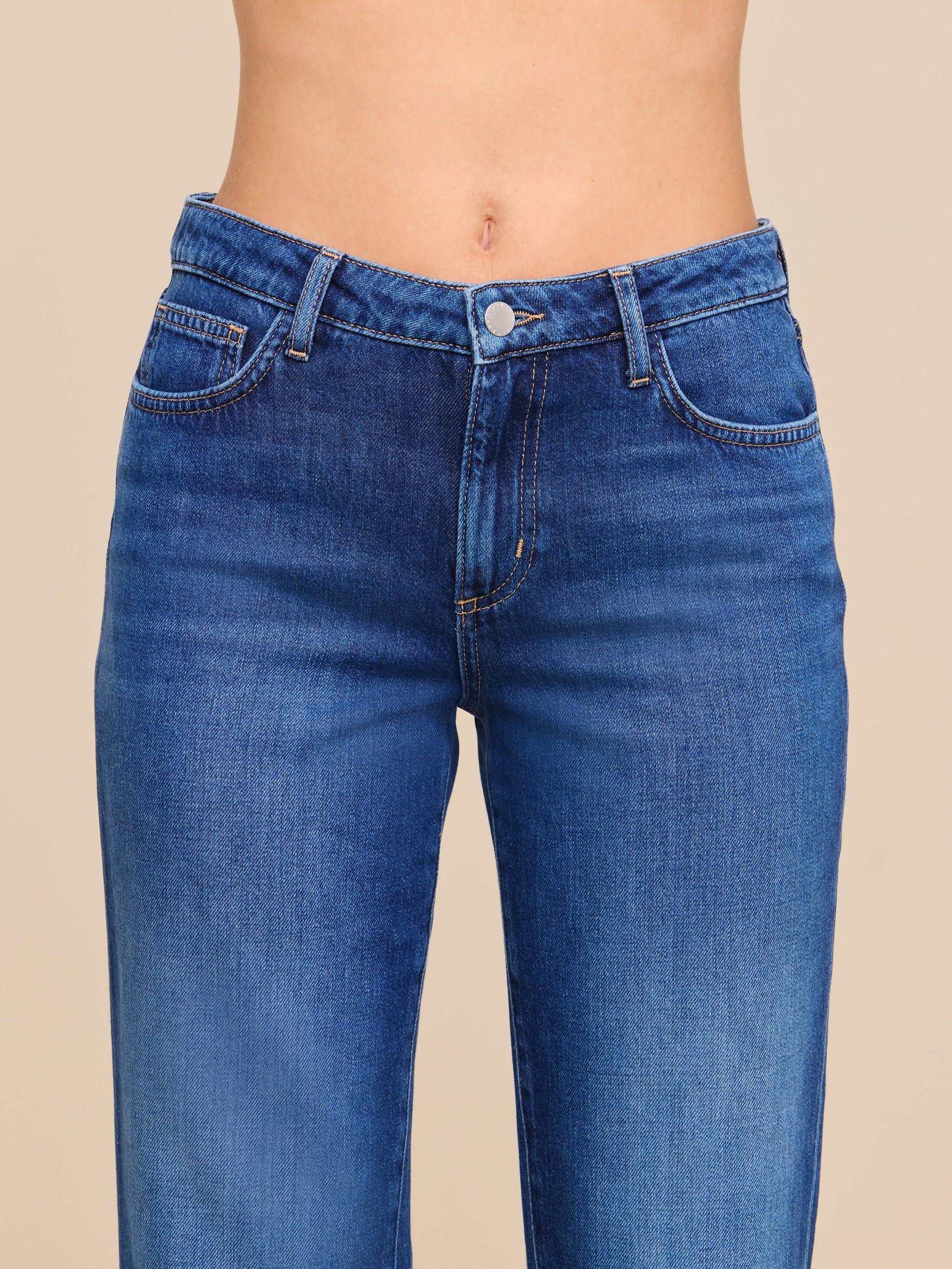L'Agence Wanda H/R Crop Wide jean in Idaho wash, detail of the waistband and pockets