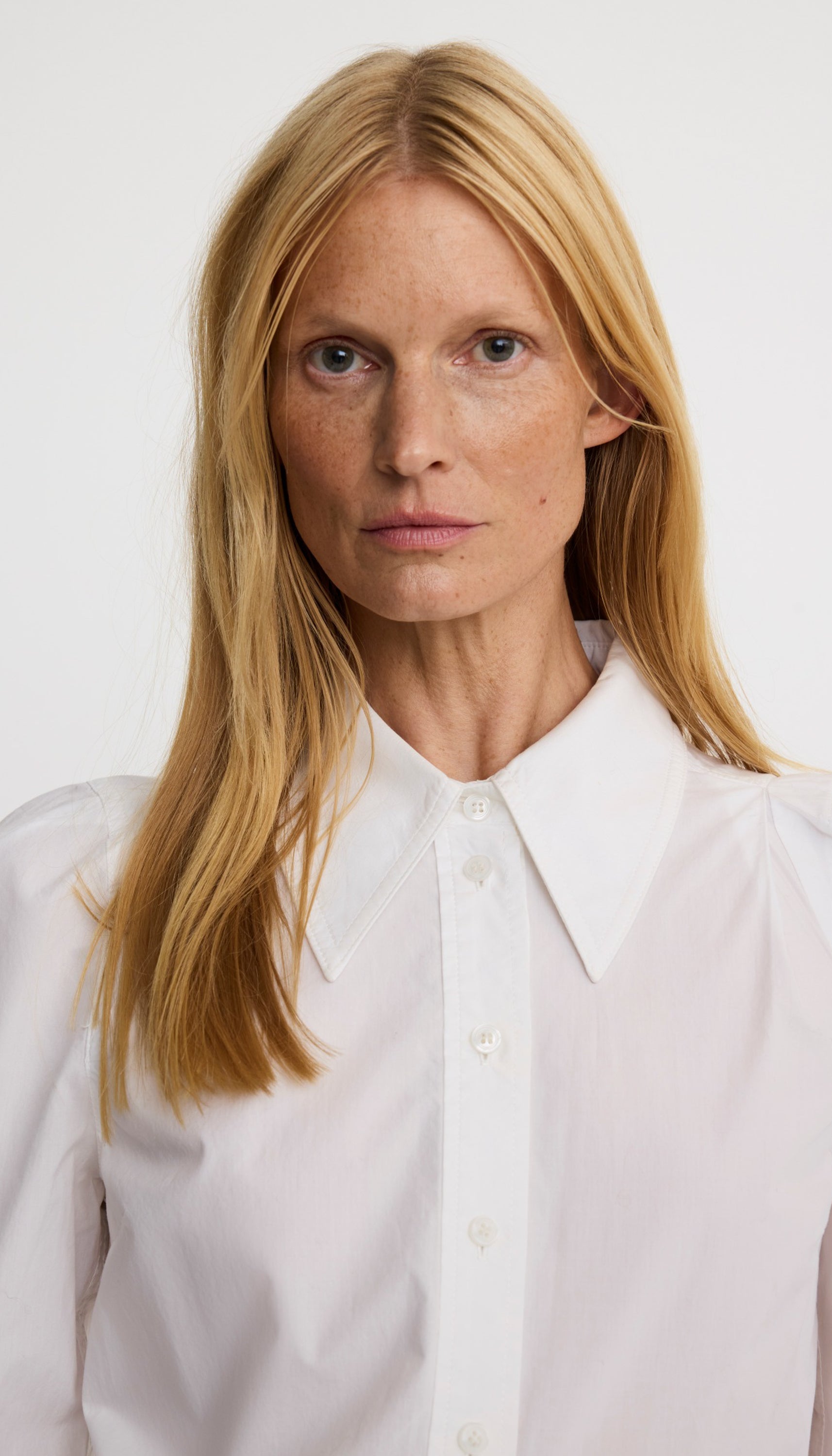 Smythe Box Pleat Shirt in Optic White, detail view