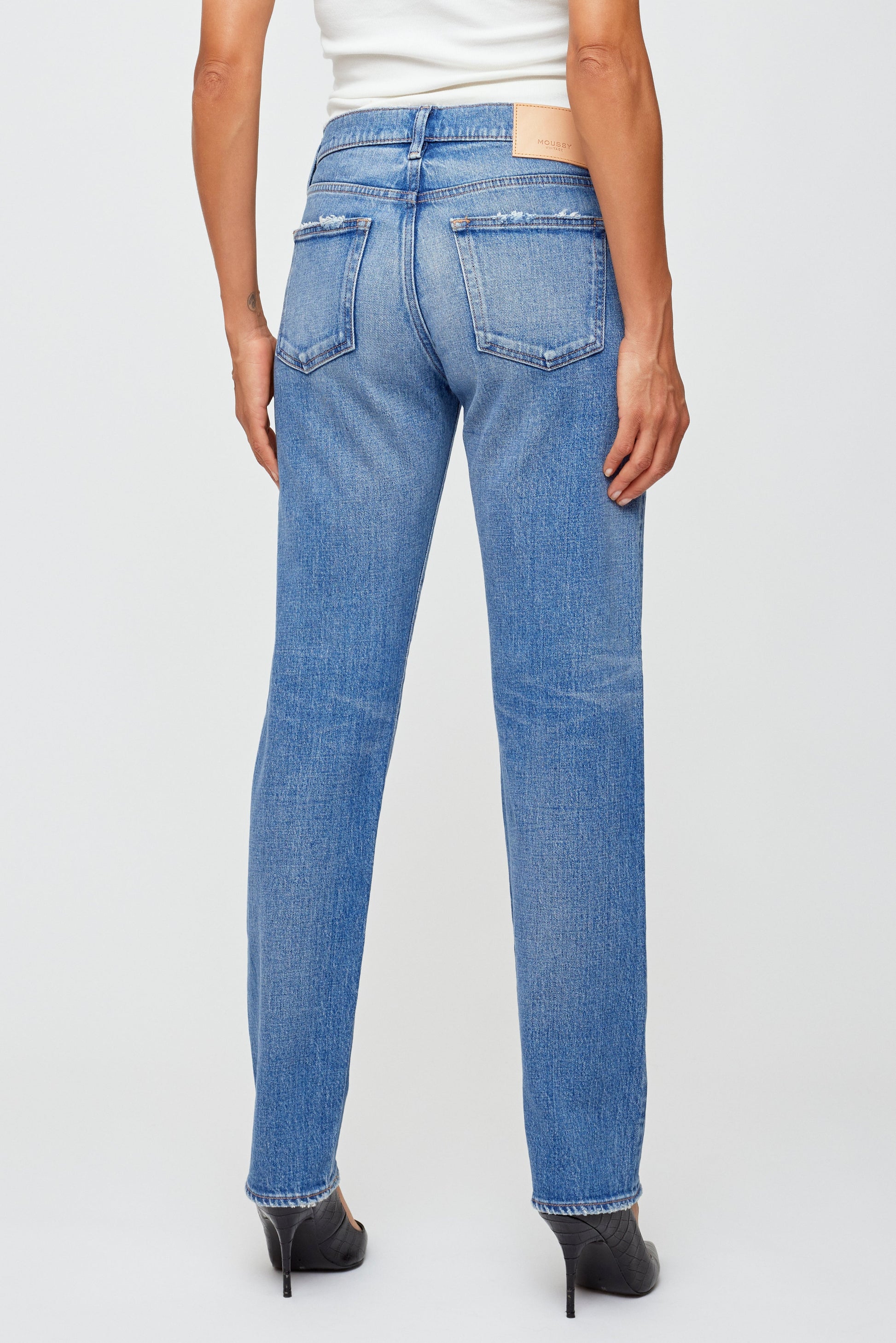 Moussy Slim Straight Groveland in Blue, back view