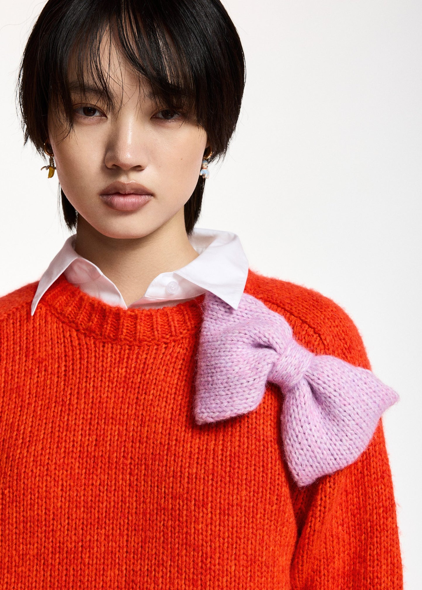 Essentiel Antwerp Kollier Pullover With Bow in Loose Juice, detail of shoulder bow