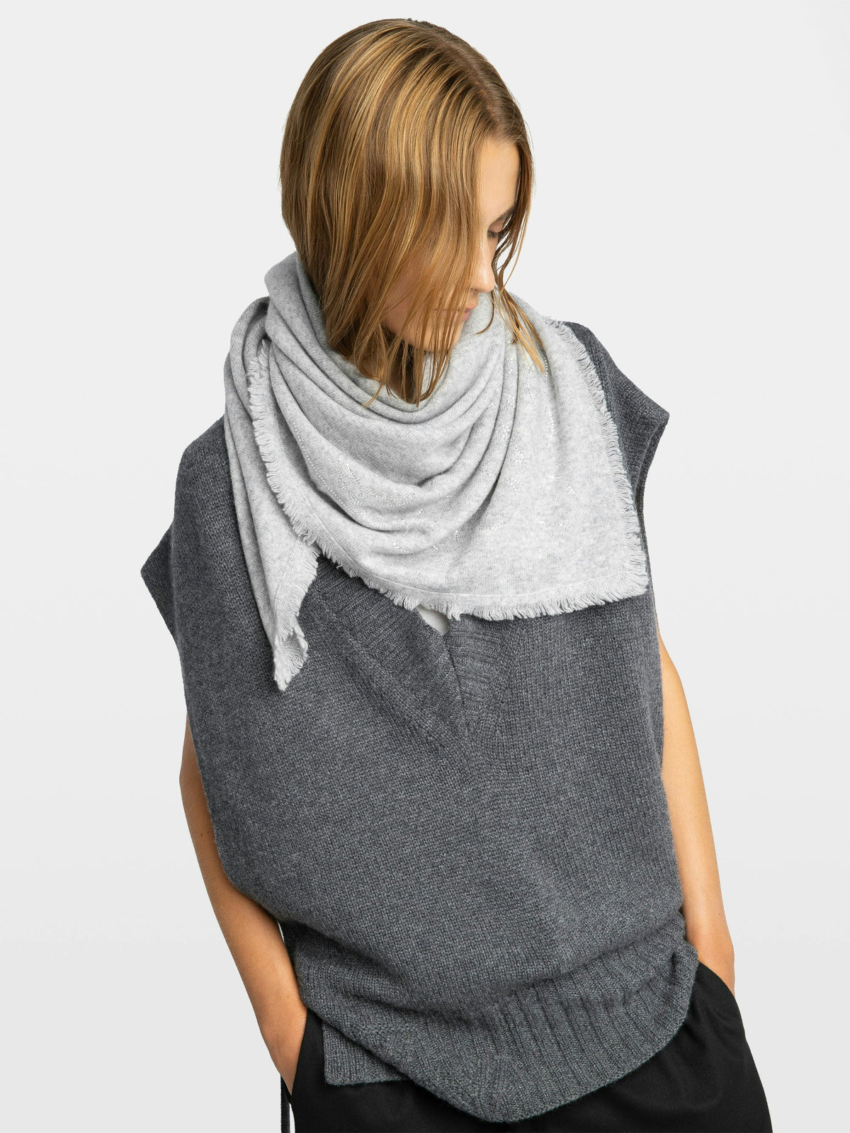 Zadig & Voltaire Stevie Strass Western Scarf in Gris Chine grey cashmere, close-up of the crystal detail and fringed edge