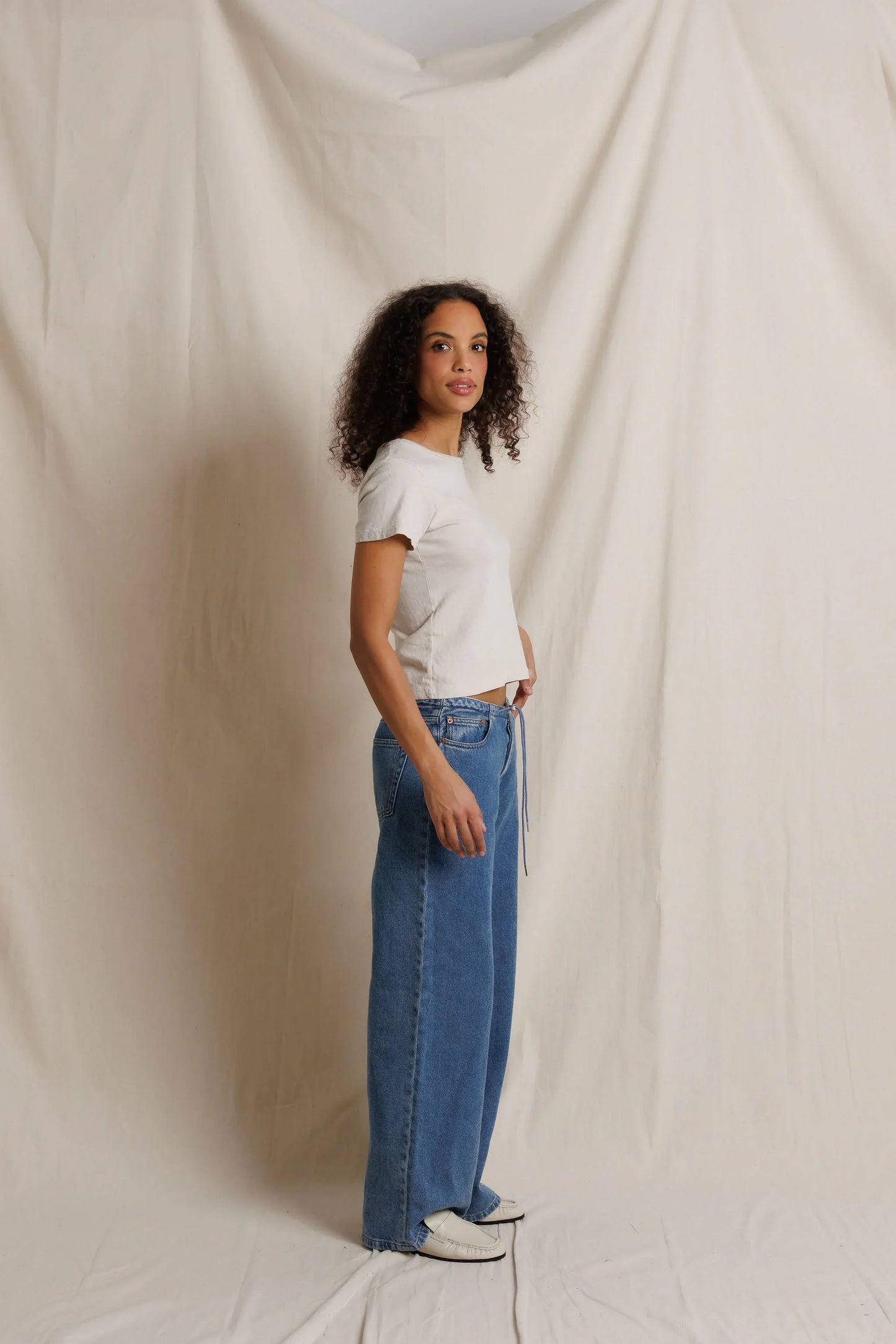 perfectwhitetee Lisa slim crew tee in Whitecap Grey, alternate view on model