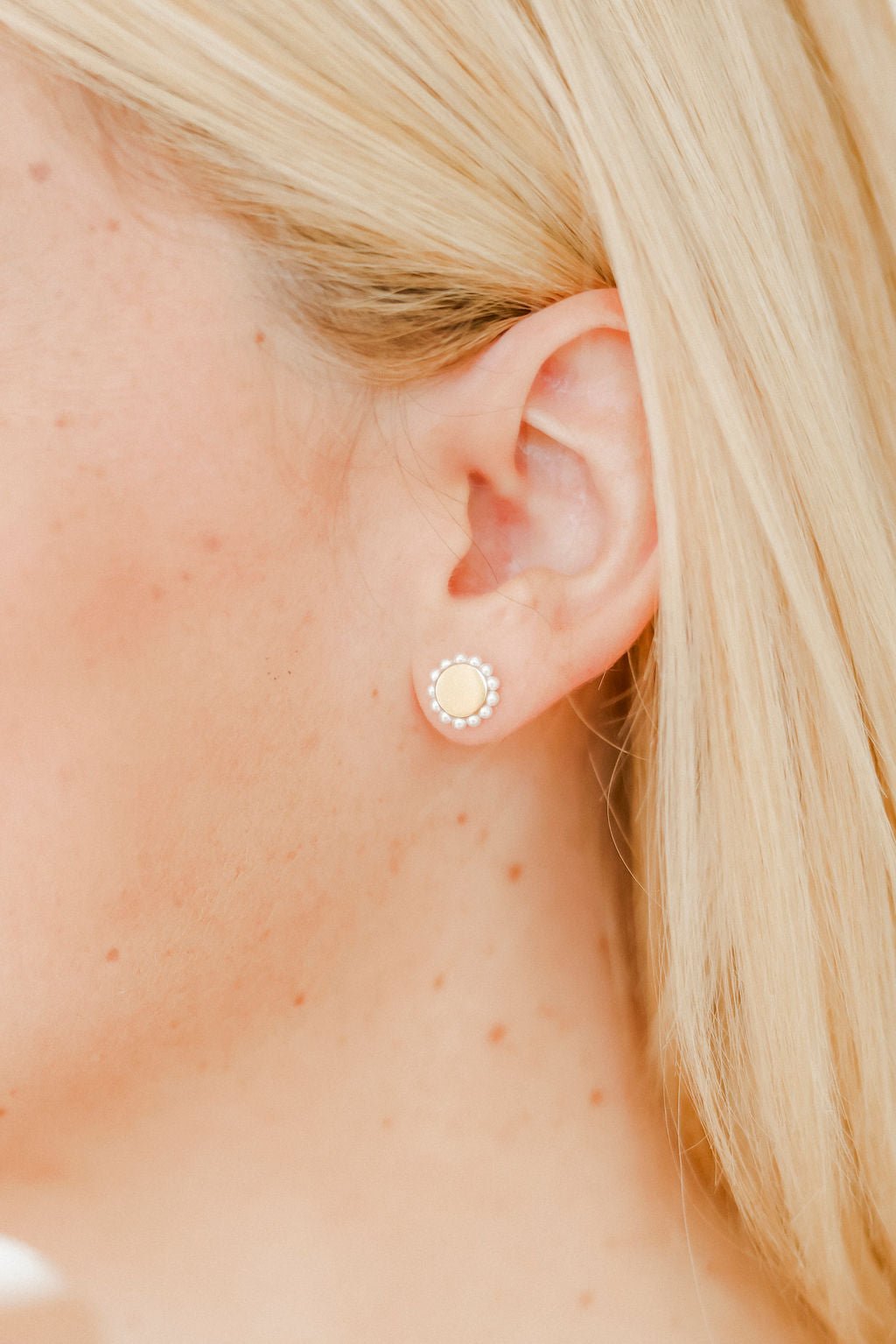 Linny Co Screwback Stud Earrings in Alice Pearl, detail view of pearl border