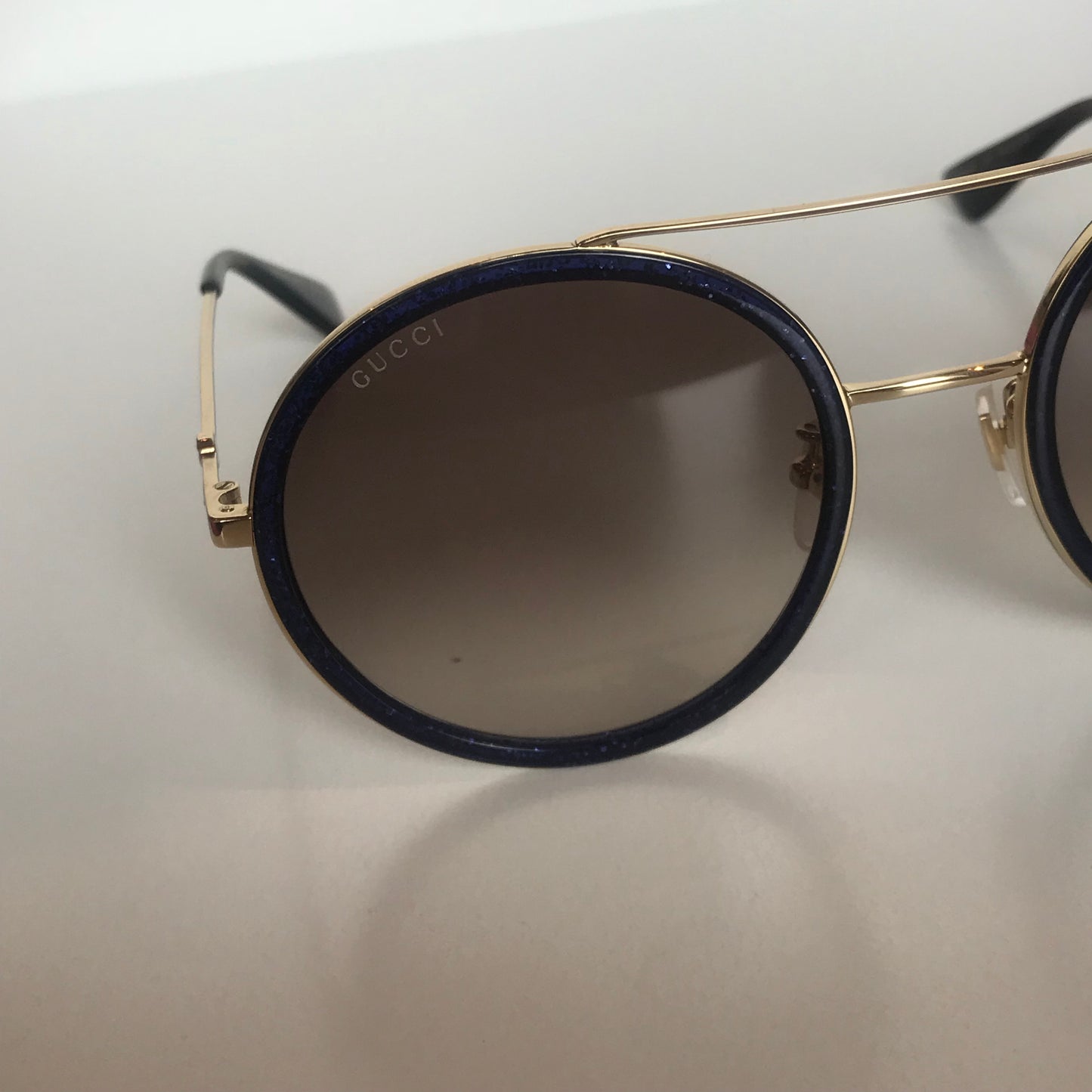 Gucci Round Frame Glasses with Gold Bar